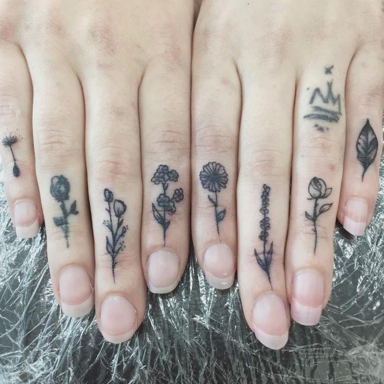 tatuiruotė-gėlė-pirštas-moteris