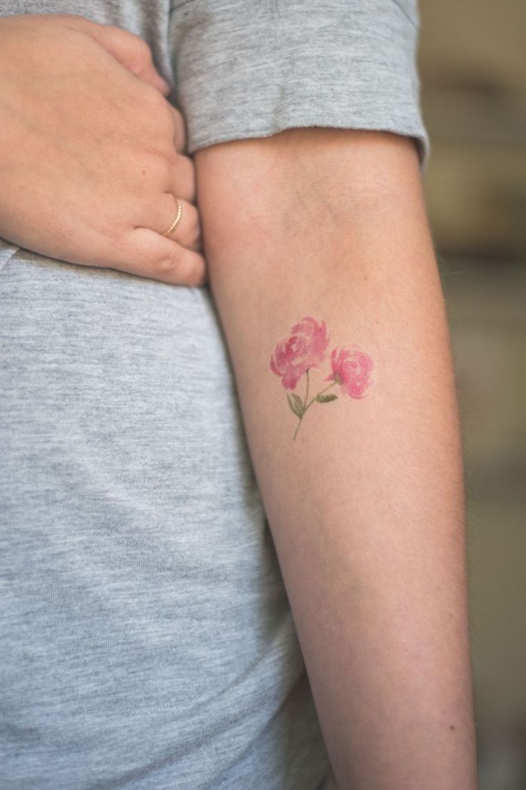 tatuiruotė-gėlės-spalvos-mažos-tatuiruotės-moteris