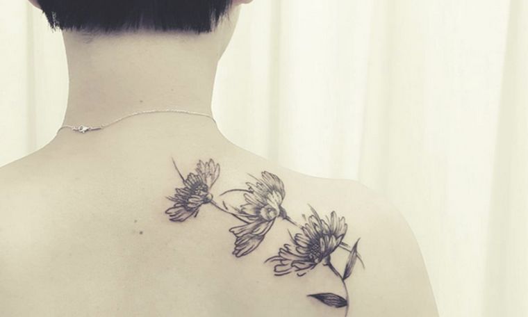 pečių-tatuiruočių-gėlių idėjos