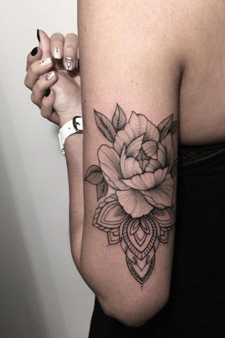 腕にバラの花のタトゥー