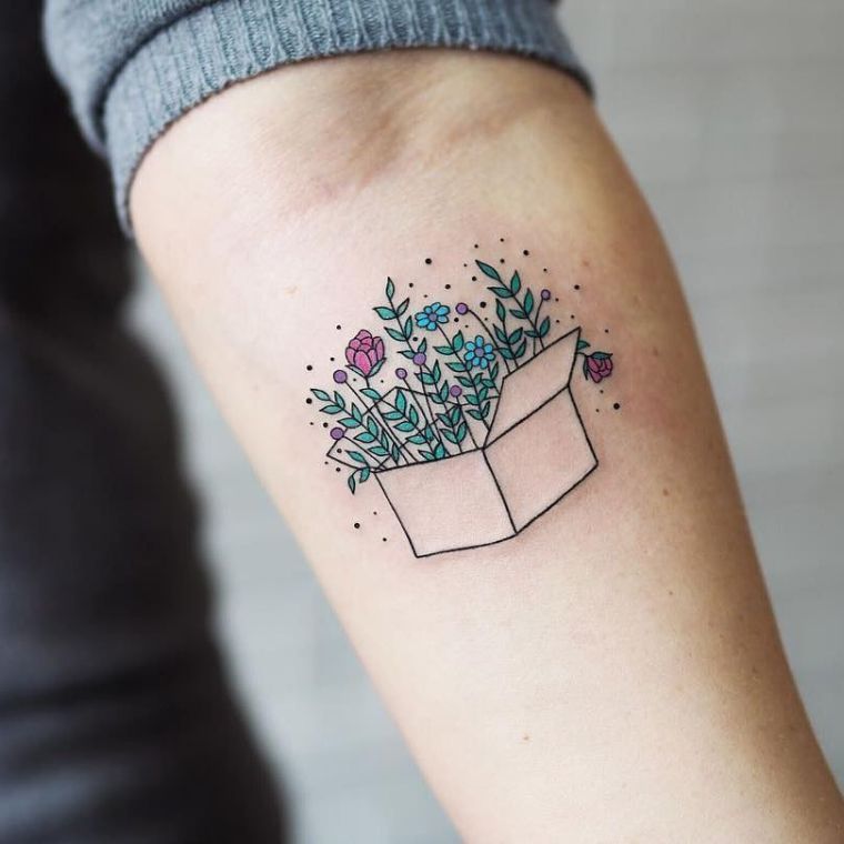 花の腕のタトゥー
