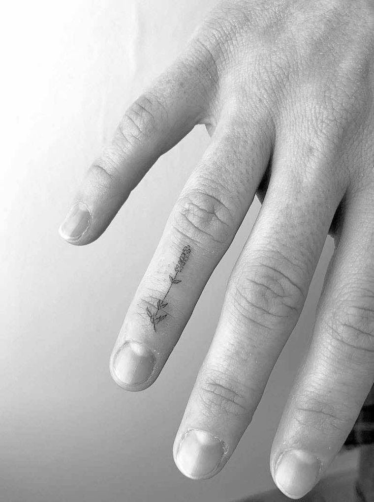 tetovaža-žena-cvijet-prst