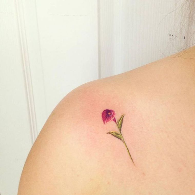 gėlių-pečių tatuiruotė