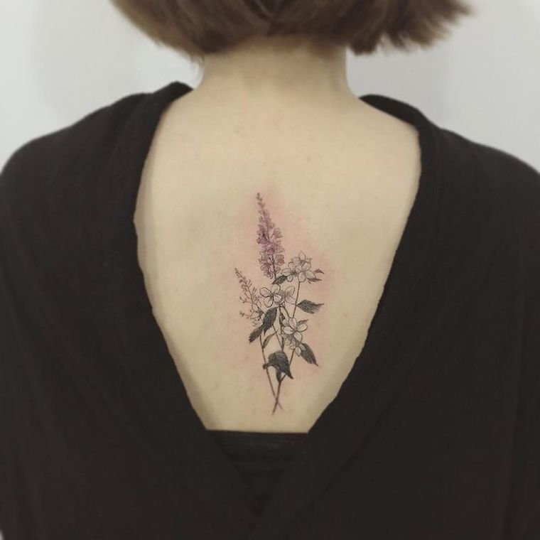 tatuaggio-back-donna-fiori-idee