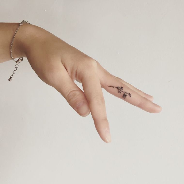 cvijet-žena-prst-tetovaža