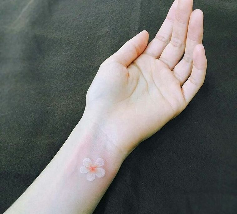 tatuiruotė-diskretiška-gėlė-ranka-moteris
