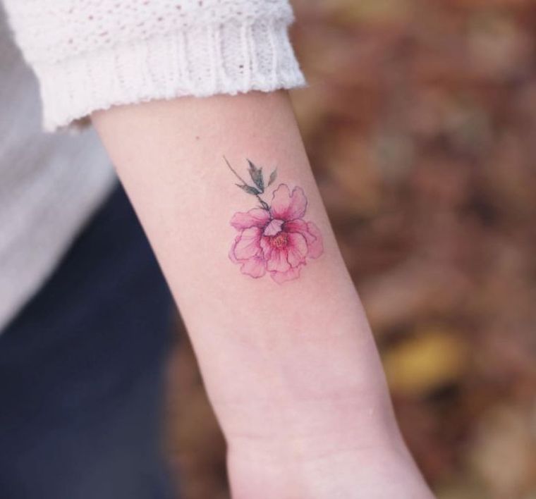 piccolo-tatuaggio-peonia-colori-donna