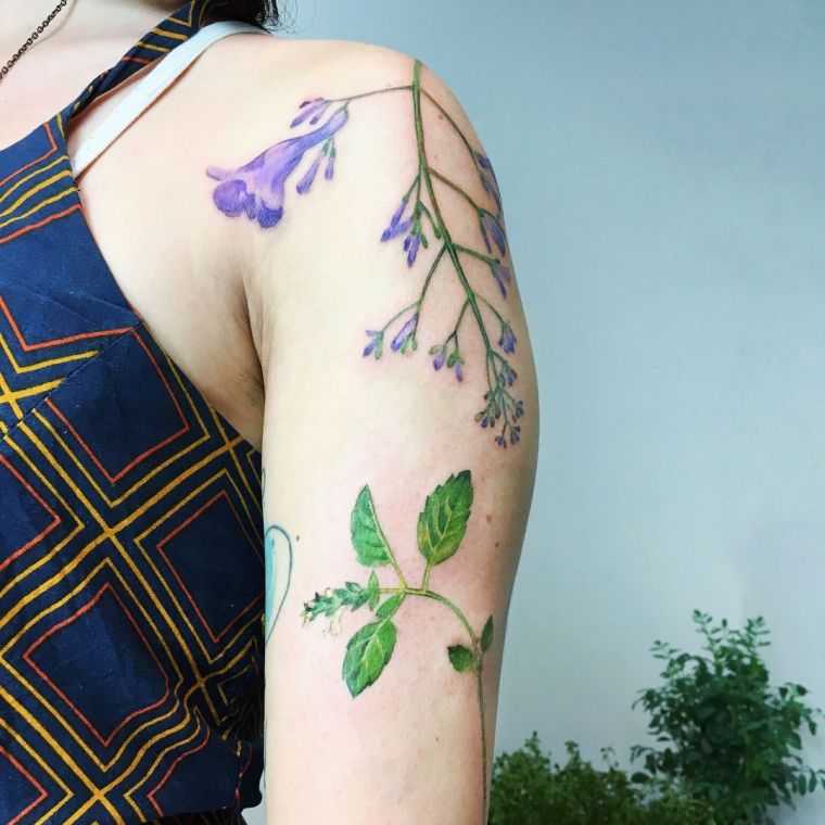 colore-tatuaggio-donna-fiori