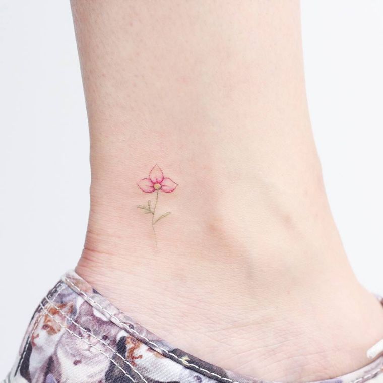 gėlė-tatuiruotė-moteriai