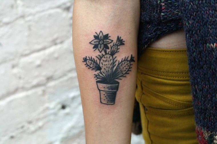 kaktusas-tatuiruotė-moteris-ranka