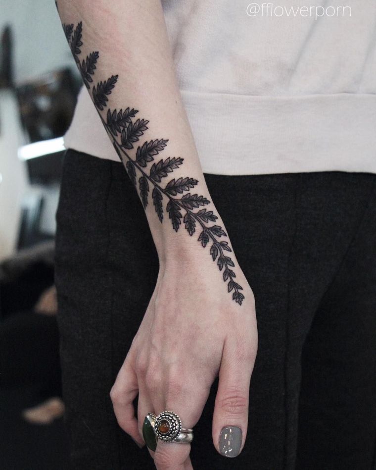tatuiruotė-krioklys-gėlė-ranka-moteris