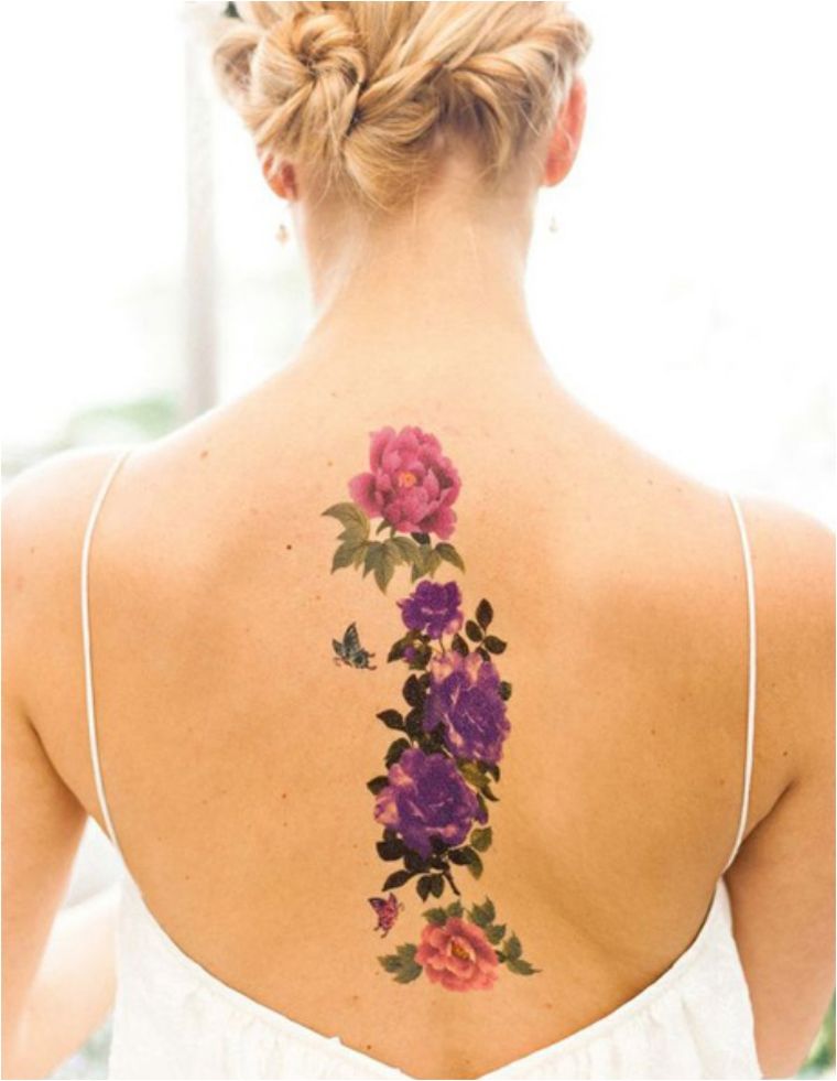 背中に花のタトゥー