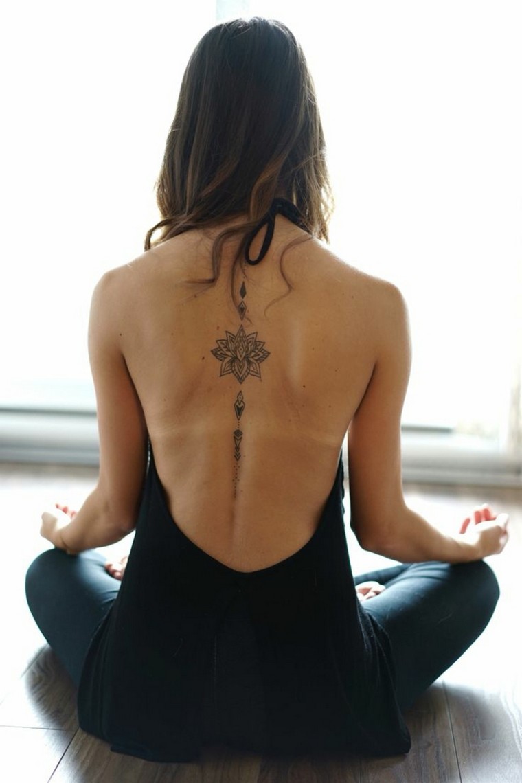 Tatuaggio di loto sulla schiena