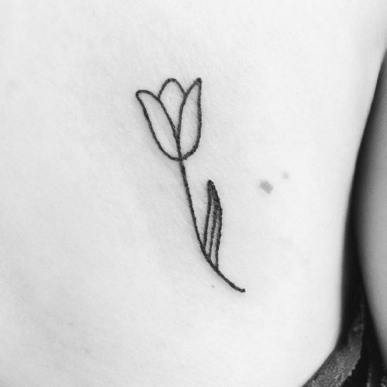 Maža gėlių tatuiruotė reiškia idėją tatuiruotė moteris