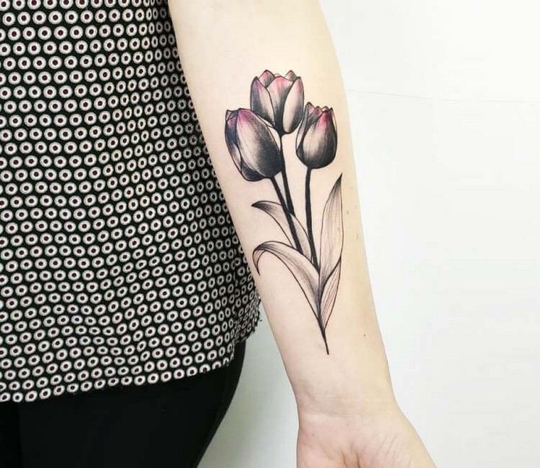 idee tatuaggio avambraccio tulipano