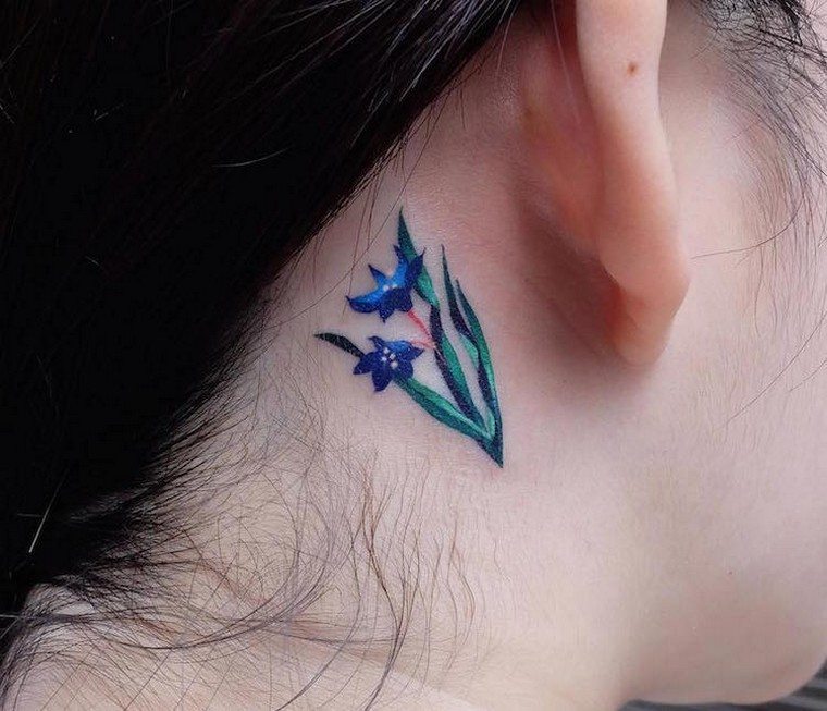 Gėlių tatuiruotės idėja maža tatuiruotė, reiškianti gėlę