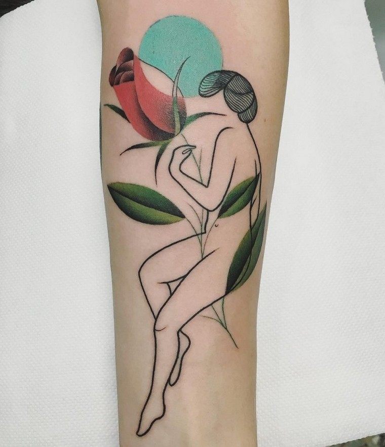moteris su tatuiruotės dizainu, derinanti rožę ir nuogą moterį