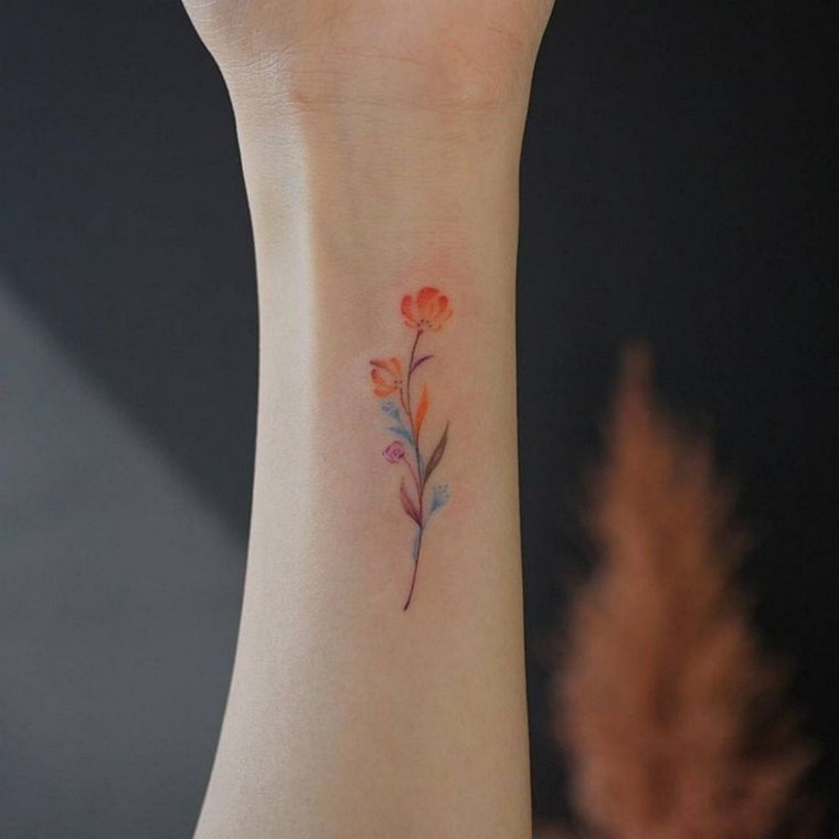アイデアの女性を意味する小さな花の入れ墨