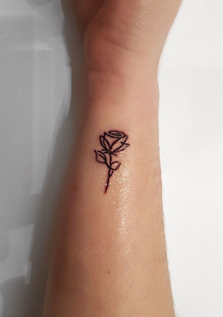 mažos gėlės tatuiruotė reiškia moters idėją