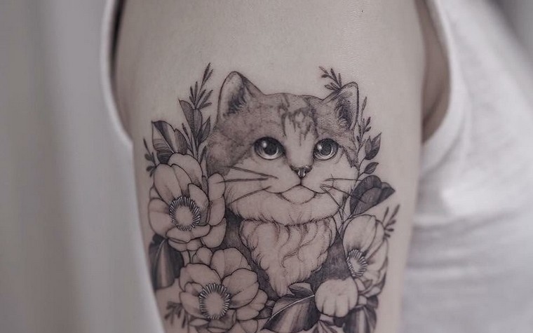 Significato del fiore del tatuaggio della donna del tatuaggio del braccio