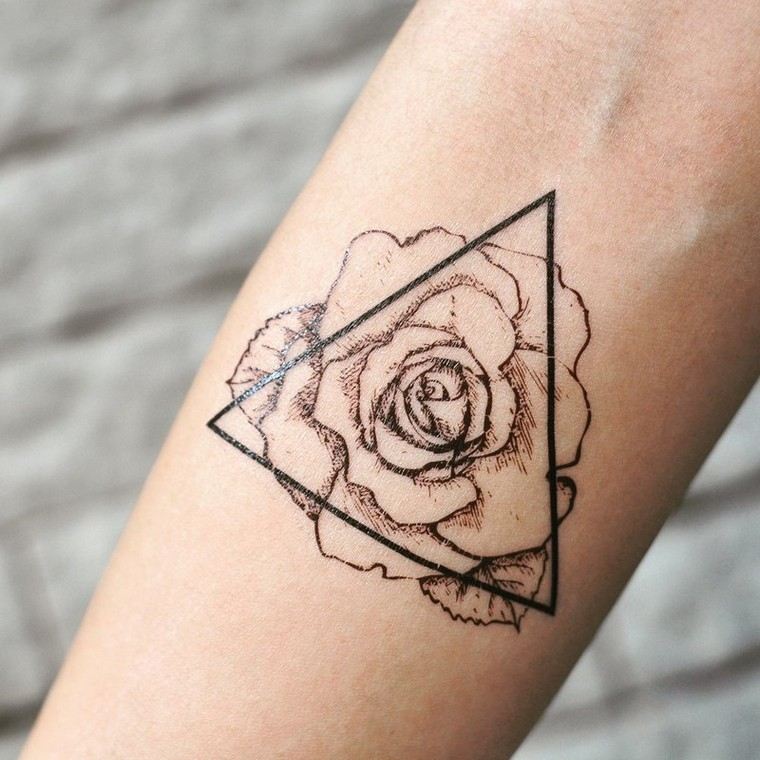 バラと三角形の腕のタトゥー