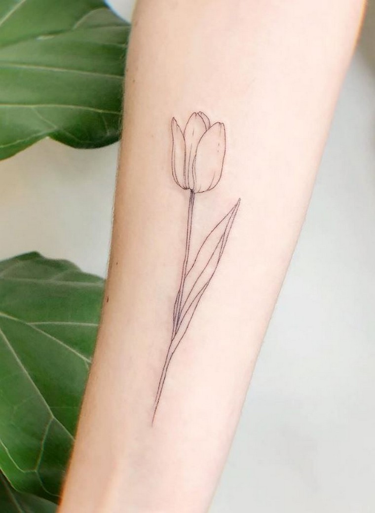 idee tatuaggio avambraccio tulipano per le donne