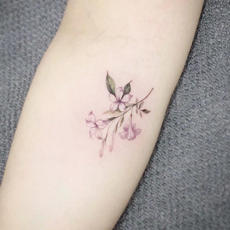 mažos gėlės rankos tatuiruotė