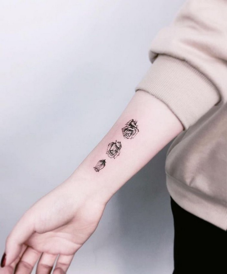 piccolo fiore tatuaggio significato idea tatuaggio donna