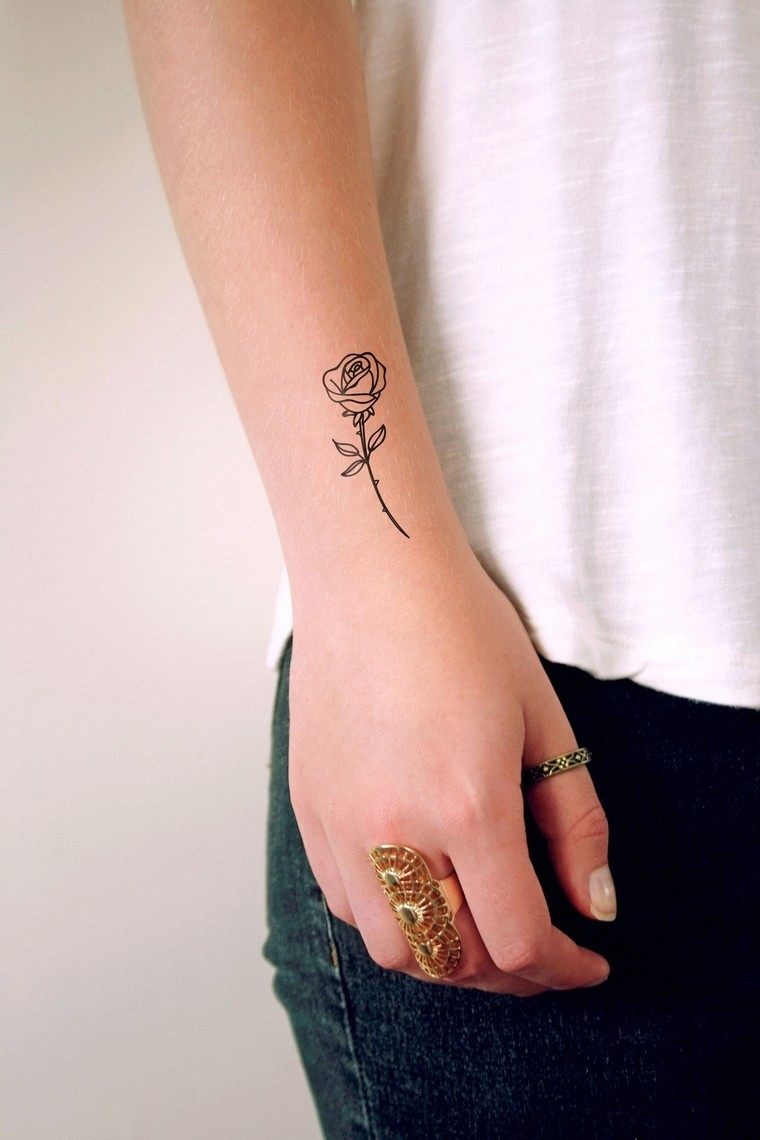 piccolo fiore tatuaggio significato idea tatuaggio donna