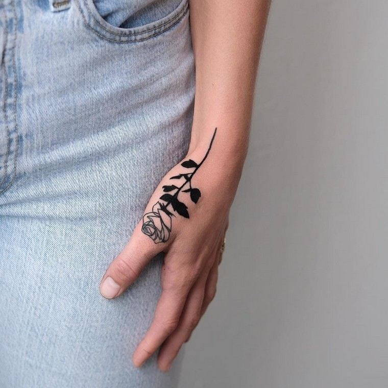 tatuaggio a mano rosa tatuaggio