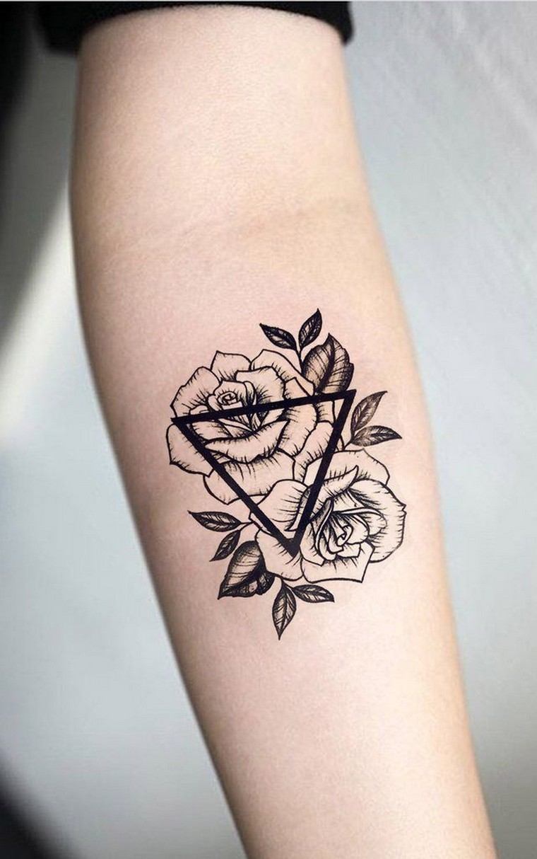 Tatuaggio braccio avambraccio rosa idea tatuaggio significato