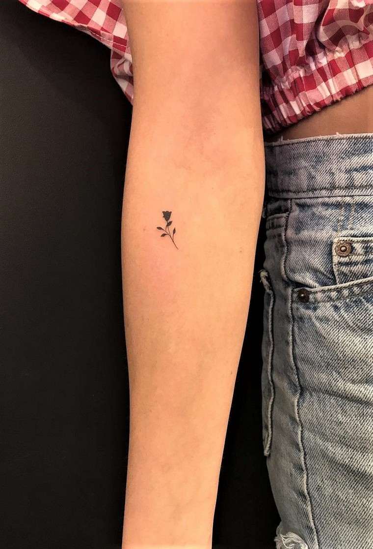 mali cvijet tetovaža što znači ideja tetovaža žena