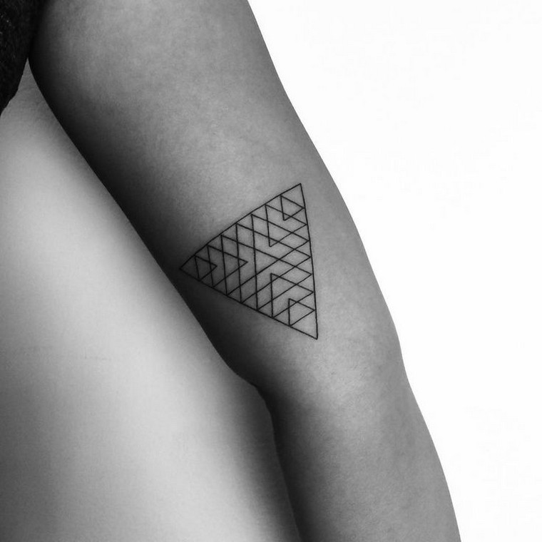 rankos-tatuiruotė-trikampis-geometrinė-tatuiruotė