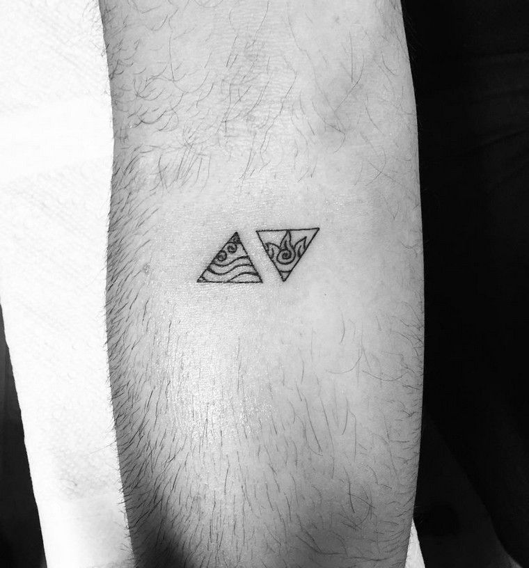 trikampis-tatuiruotė-geometrinė-ranka-žmogus