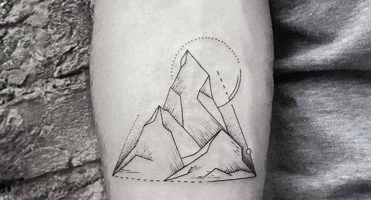 geometrinė-trikampio rankos tatuiruotė