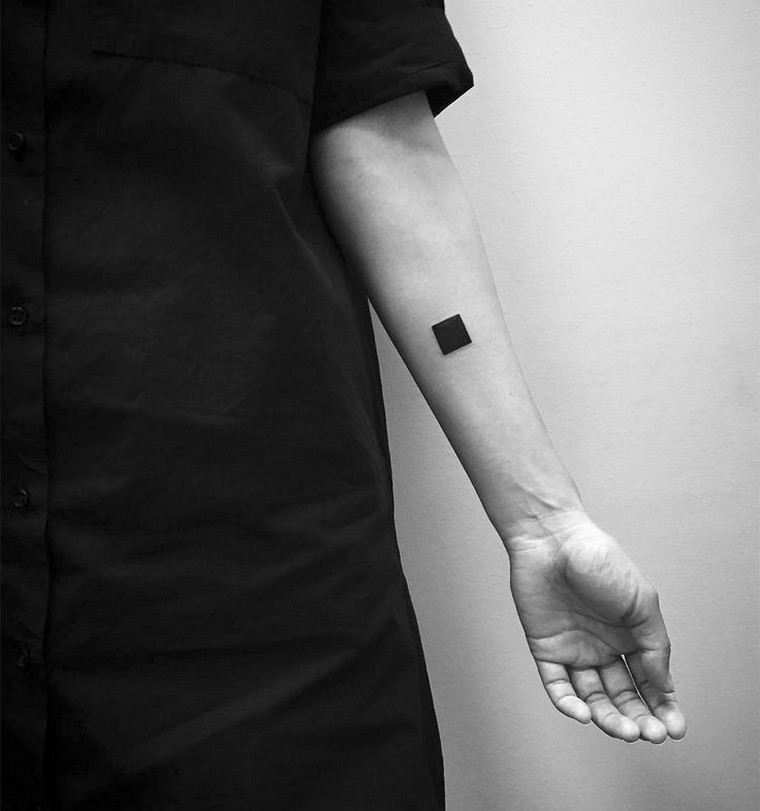 geometrijska tetovaža kvadratna tetovaža podlaktica