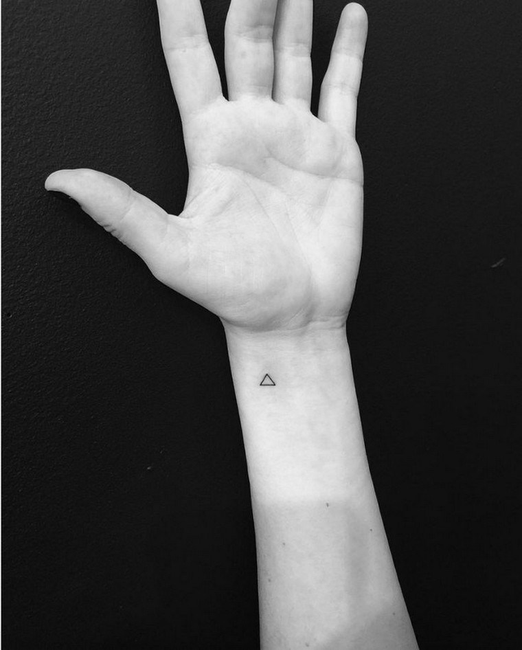 idee tatuaggio triangolo geometrico