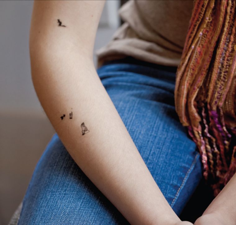 laikinos tatuiruotės-chna-maža-tatuiruotė-moteris