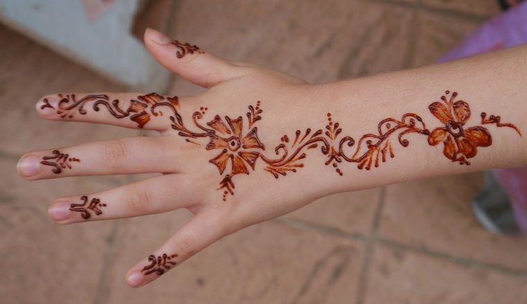 Maroko-henna-tatuiruotė-moteriai