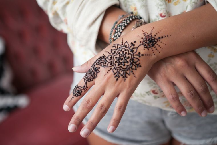 henna-tetoválás-nő-nem állandó-ötlet