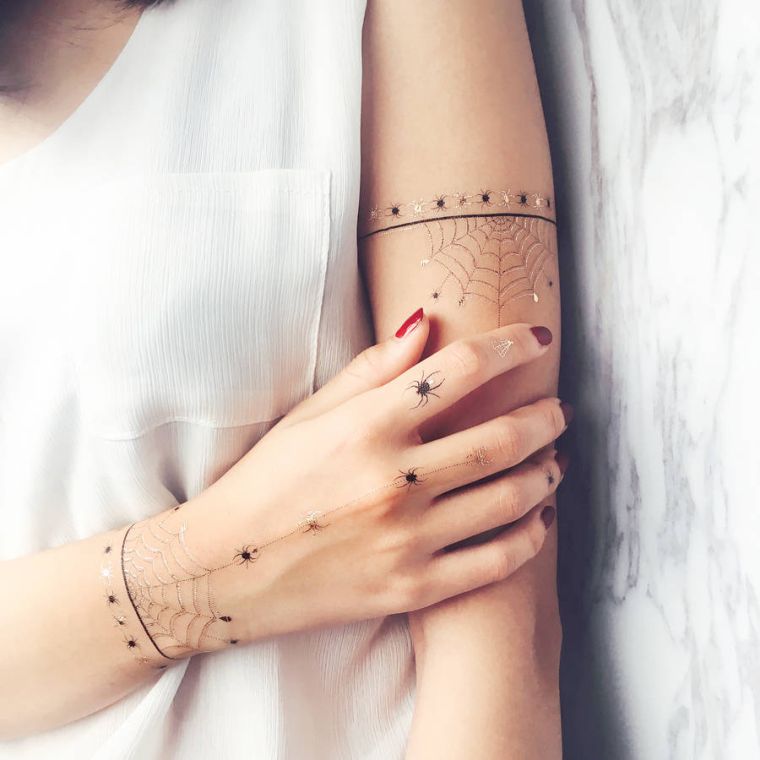 Laikina tatuiruotės idėja su chna-moterimi