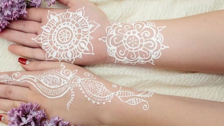 fehér henna tetoválás kézi rajz