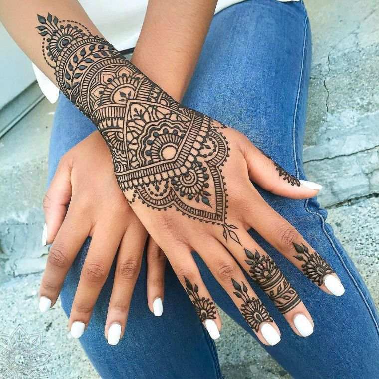 henna kéz tetoválás