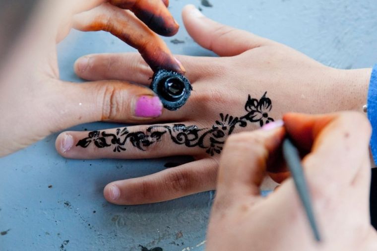 fekete-henna-tetoválás-kézi modell