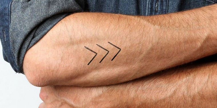 geometrinės tatuiruotės dizaino dilbio tatuiruotė vyrams 2020 m