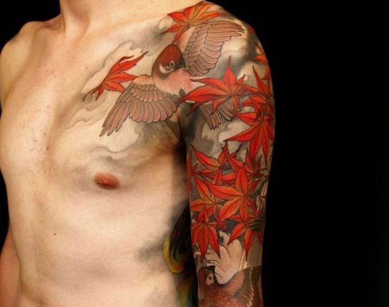 virág-tetoválás-kar-lehullott-levelek-madár-ember