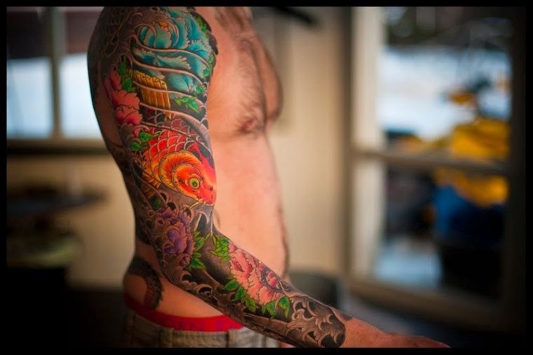 Japonų tatuiruotė rankos-žmogaus simboliai-tigro spalvos