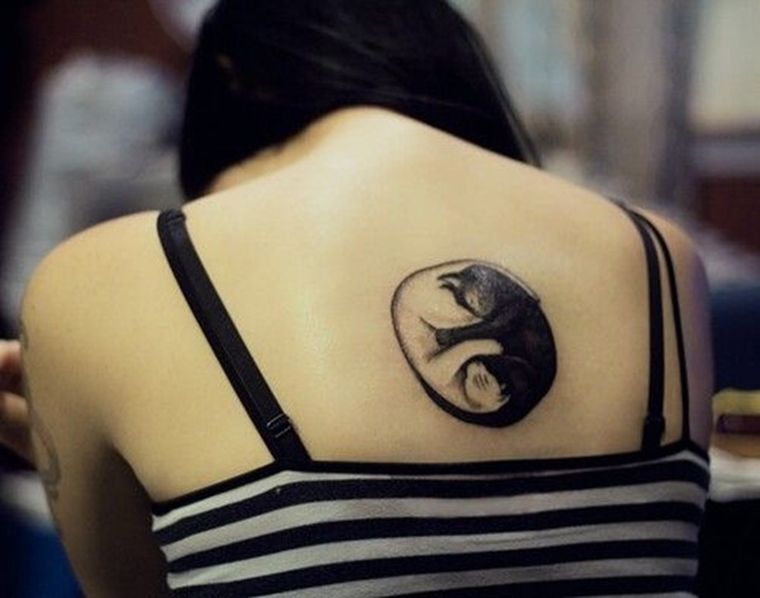 tatuiruotė-atgal-yin-yang-moteris