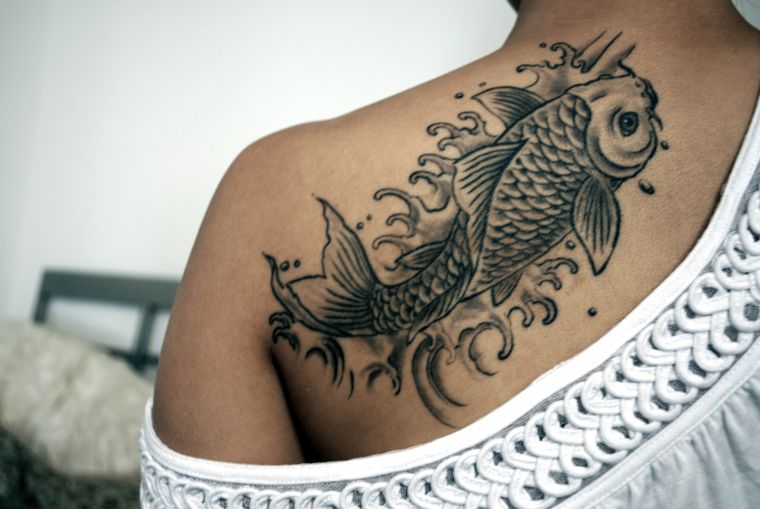 Japanska tetovaža zlatna ribica-leđa-žena