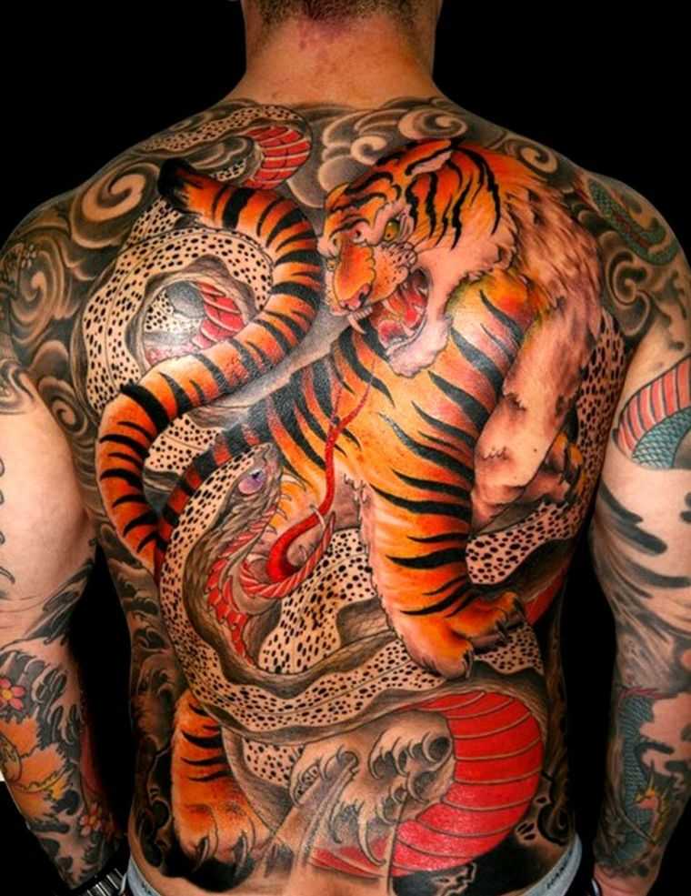Japán stílusú tetoválás-ember-hát